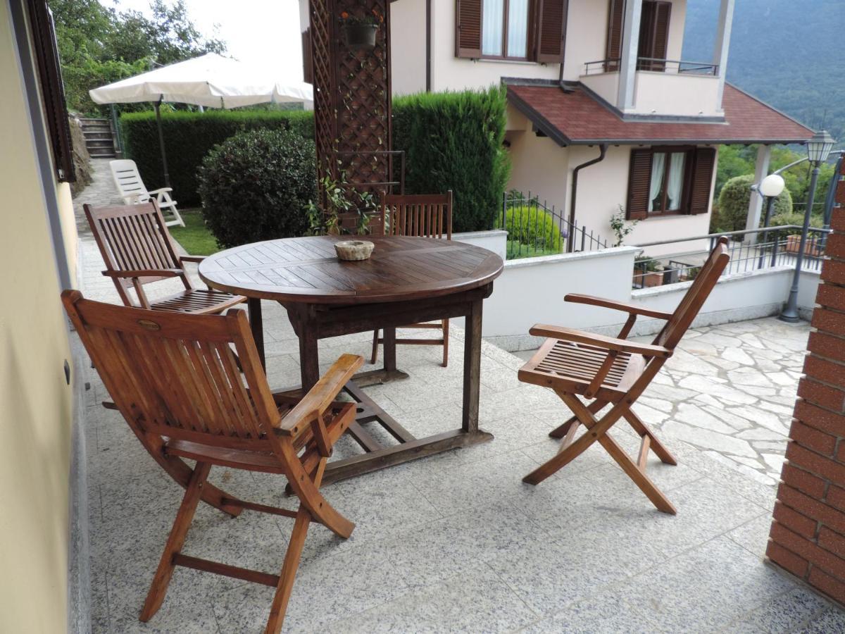 Casa Vacanza Il Glicine Casale Corte Cerro Kültér fotó