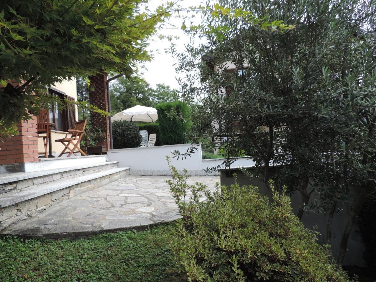 Casa Vacanza Il Glicine Casale Corte Cerro Kültér fotó