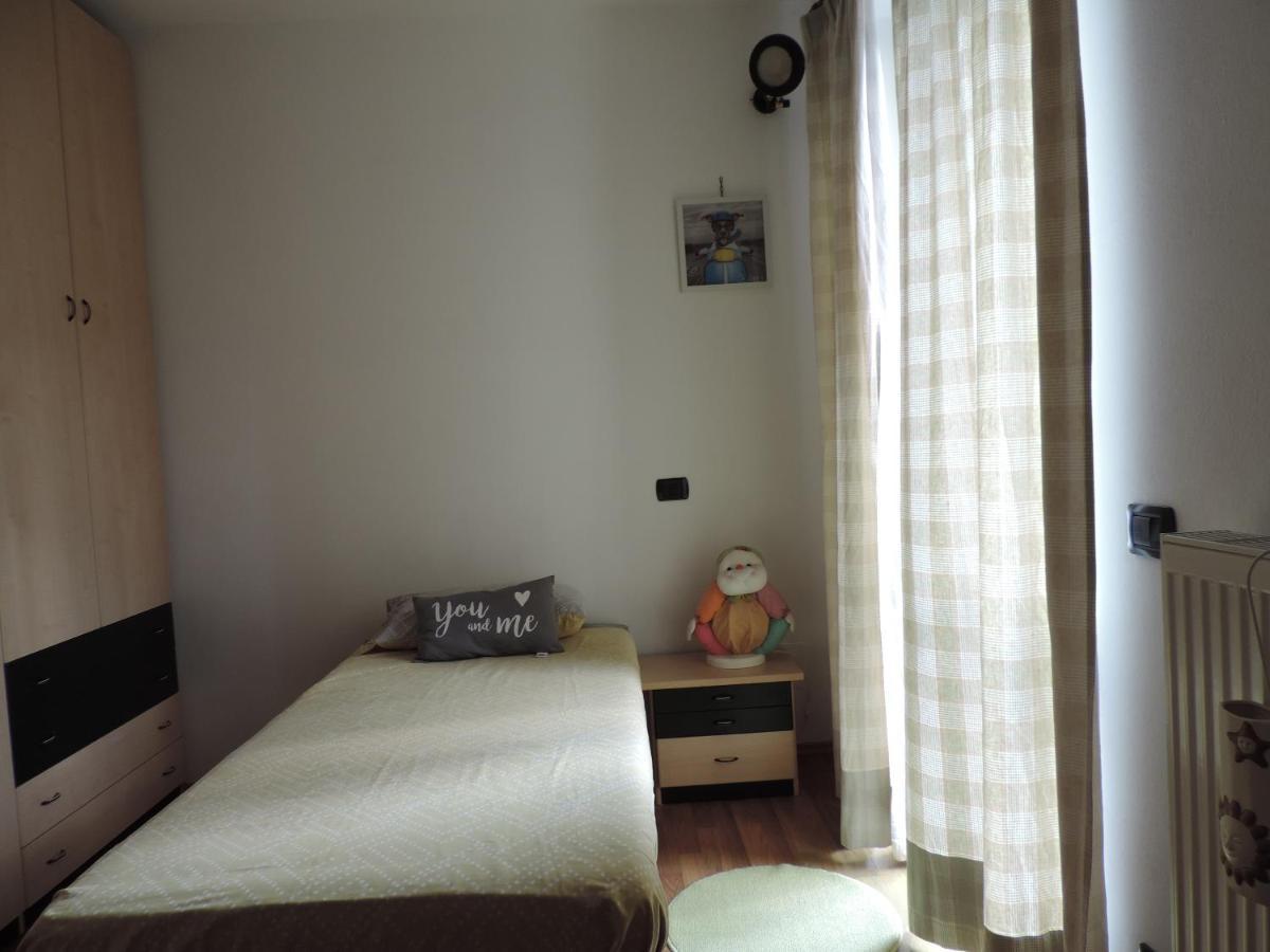 Casa Vacanza Il Glicine Casale Corte Cerro Kültér fotó