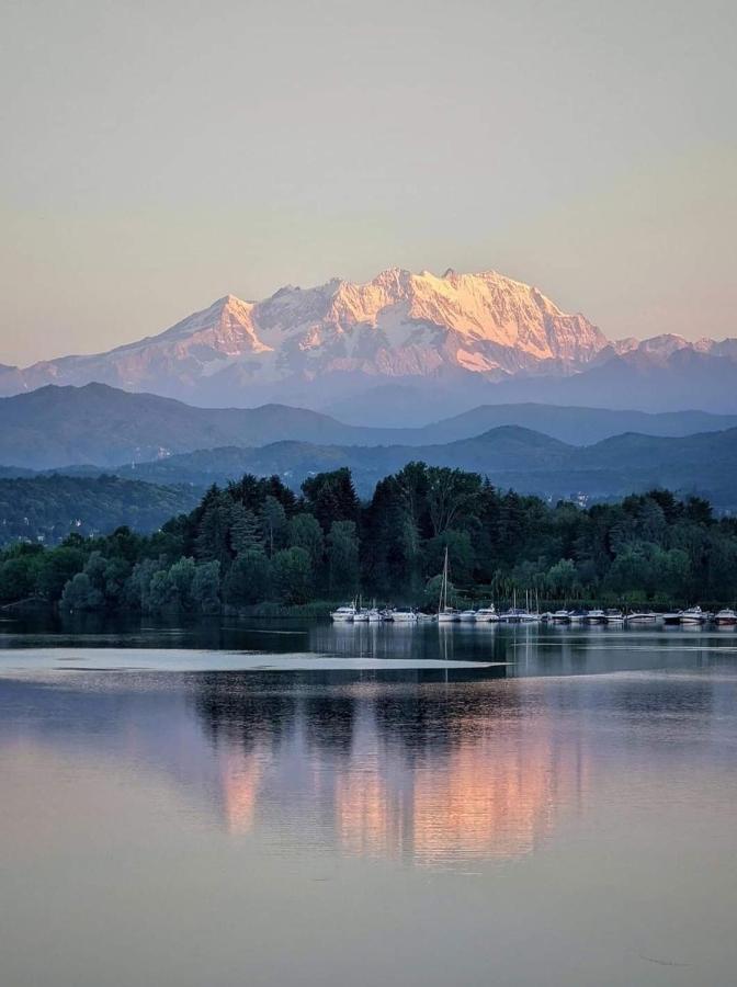 Casa Vacanza Il Glicine Casale Corte Cerro Kültér fotó