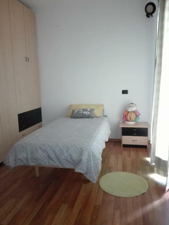 Casa Vacanza Il Glicine Casale Corte Cerro Kültér fotó