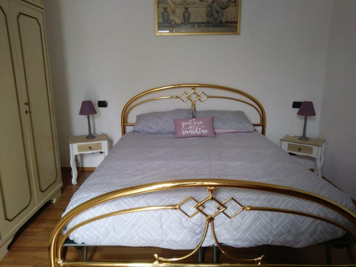 Casa Vacanza Il Glicine Casale Corte Cerro Kültér fotó