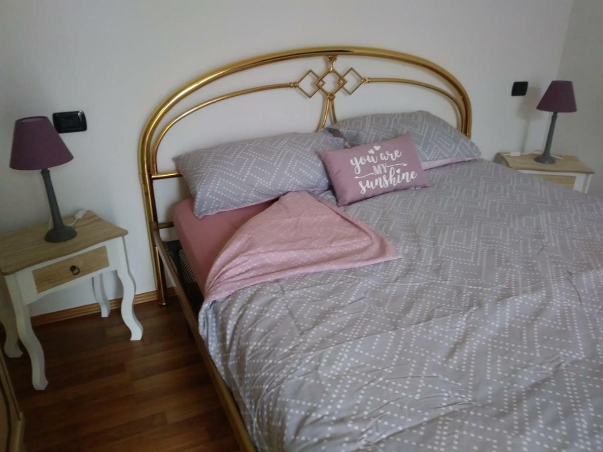 Casa Vacanza Il Glicine Casale Corte Cerro Kültér fotó