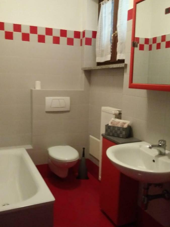 Casa Vacanza Il Glicine Casale Corte Cerro Kültér fotó