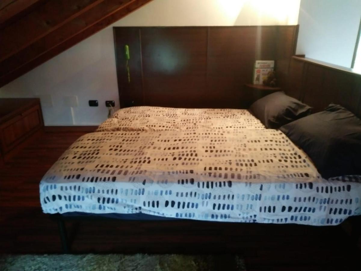 Casa Vacanza Il Glicine Casale Corte Cerro Kültér fotó