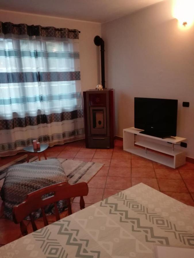 Casa Vacanza Il Glicine Casale Corte Cerro Kültér fotó
